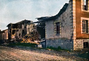 1916年9月、ベルダンの西にあるドンバスルアンアルゴンヌの破壊された村（オートクローム） 作： Jules Gervais Courtellemont